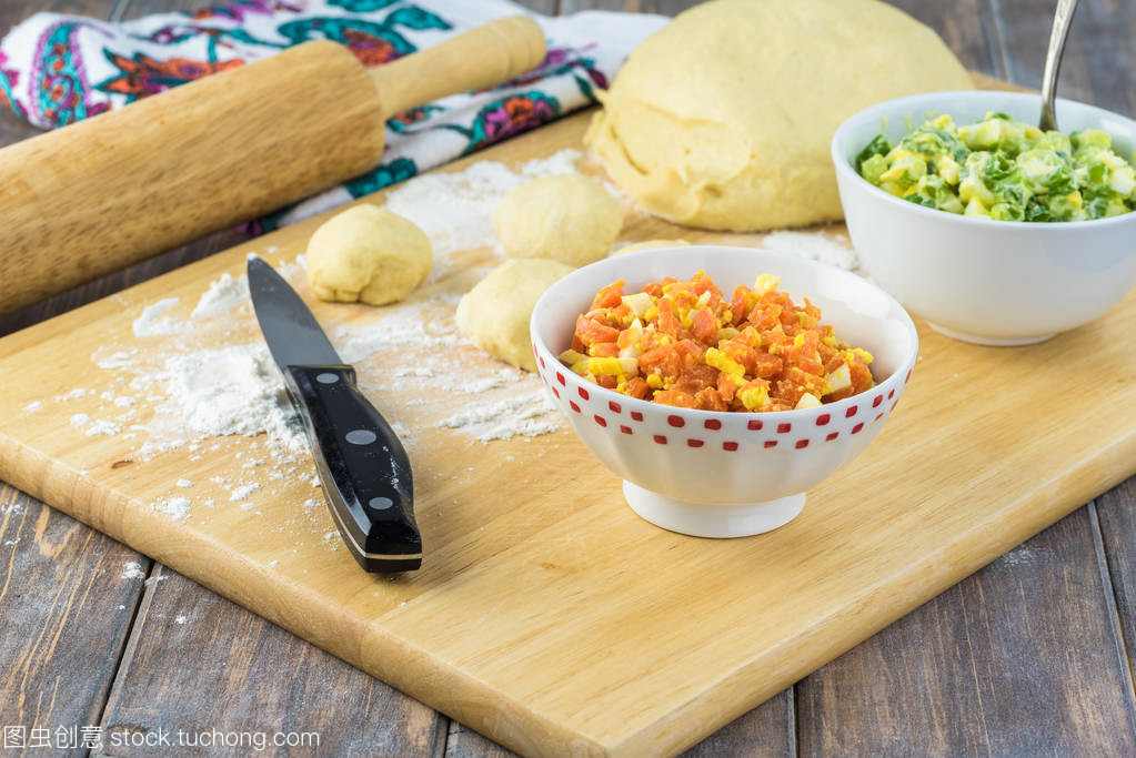 營養美味的帶蛋和蔬菜餡的餡餅叮咬 成分解析與制作要訣